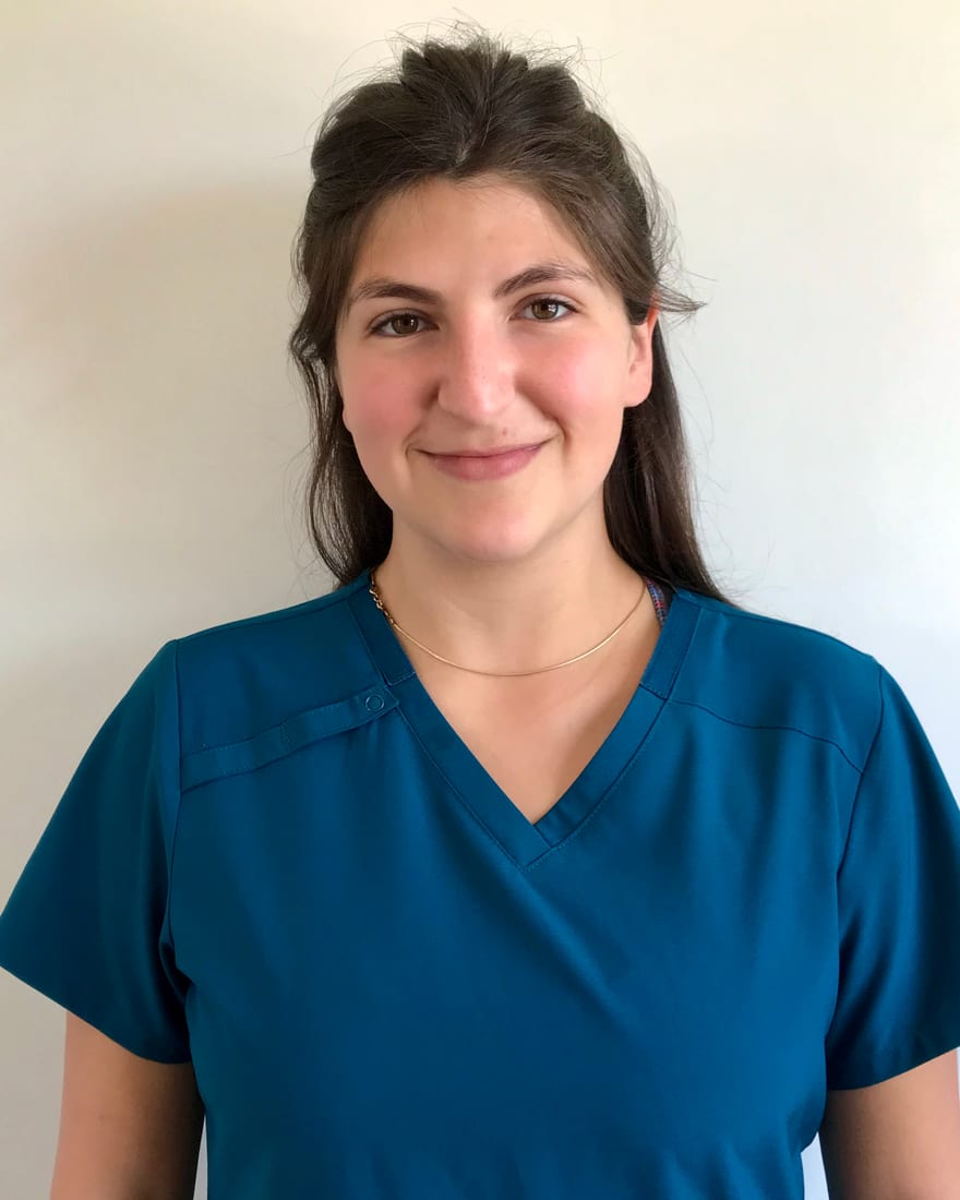 Dra. Macarena Prieto Cowper, sonriendo, con uniforme clínico